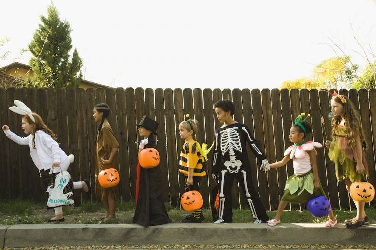 kids dressed for halloween 